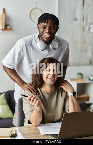 Una coppia gioiosa condivide un momento a casa, immersa l'una nell'altra e nelle sue attività. Foto Stock