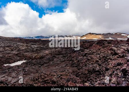 Distese di roccia lavica dai colori nero e rosso intenso nel cratere di vulcan Askja nel parco nazionale Vatnajokull in islanda Foto Stock