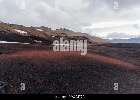 Distese di roccia lavica dai colori nero e rosso intenso nel cratere di vulcan Askja nel parco nazionale Vatnajokull in islanda Foto Stock