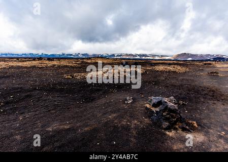 Distese di roccia lavica dai colori nero e rosso intenso nel cratere di vulcan Askja nel parco nazionale Vatnajokull in islanda Foto Stock