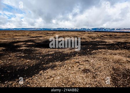 Distese di roccia lavica dai colori nero e rosso intenso nel cratere di vulcan Askja nel parco nazionale Vatnajokull in islanda Foto Stock