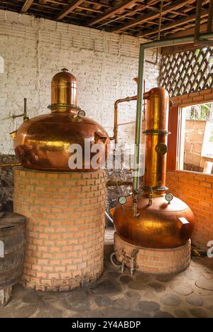 Paraty, Rio de Janeiro, Brasile. Ancora rame industriale. Engenho D'Ouro alambicco. Foto Stock