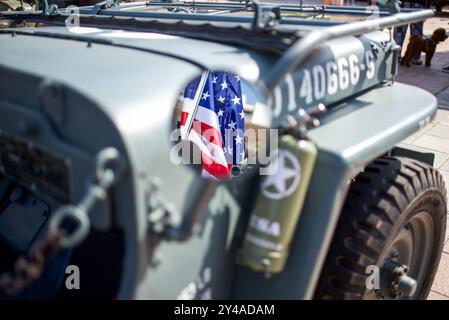 Poissy, Francia, 09.01.2024. Un riflesso della bandiera americana nello specchio della jeep Willys MB in occasione del 80° anniversario della liberazione di Poissy. Foto Stock