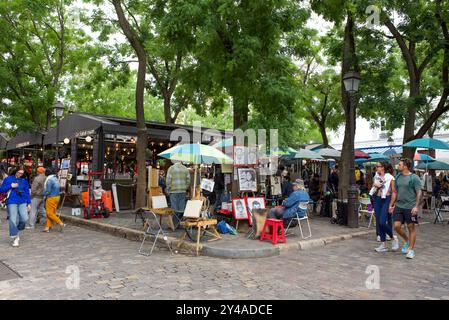 Place du Tertre, Montmartre, 18° arrondissement di Parigi. Una piazza con artisti dove è possibile ottenere un disegno, una caricatura, un ritratto o un dipinto. Foto Stock