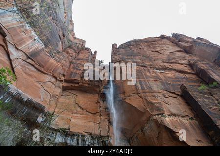 Una splendida vista della cascata presso la Lower Emerald Pool di Zion NP, Utah. Foto Stock