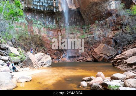 Una splendida vista della cascata presso la Lower Emerald Pool di Zion NP, Utah. Foto Stock