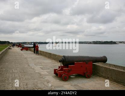 Una vista lungo i bastioni, al porto di Saint-Malo, sulla costa della Bretagna, Francia, Regno Unito, Europa Foto Stock