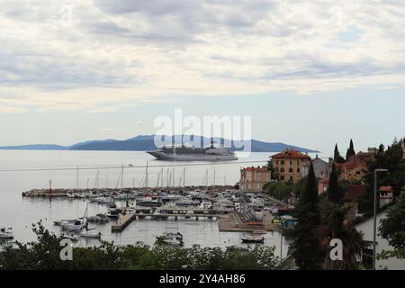 17 settembre 2024. Opatija, Volosko, Icici, Croazia. Crociere di fine stagione sull'Adriatico, in un autentico ristorante a Volosko, il pesce, i granchi e le specialità locali più deliziosi. Il mare e il paesaggio sono impressionanti. Credito Ilona Barna BIPHOTONEWS, Alamy Live News Foto Stock