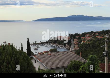 17 settembre 2024. Opatija, Volosko, Icici, Croazia. Crociere di fine stagione sull'Adriatico, in un autentico ristorante a Volosko, il pesce, i granchi e le specialità locali più deliziosi. Il mare e il paesaggio sono impressionanti. Credito Ilona Barna BIPHOTONEWS, Alamy Live News Foto Stock