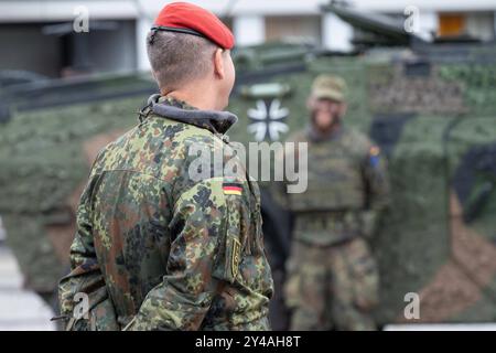 Vorne Oberst Olaf TUNEKE, Leiter der Artillerieschule, im Hintergrund ein Soldat vor einem Aufklaerungsfahrzeug FENNEK, Bundesverteidigungsminister Boris Pistorius besucht die Artillerieschule in Idar-Oberstein am 16.09.2024 2024, Foto Stock