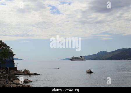 17 settembre 2024. Opatija, Volosko, Icici, Croazia. Crociere di fine stagione sull'Adriatico, in un autentico ristorante a Volosko, il pesce, i granchi e le specialità locali più deliziosi. Il mare e il paesaggio sono impressionanti. Credito Ilona Barna BIPHOTONEWS, Alamy Live News Foto Stock