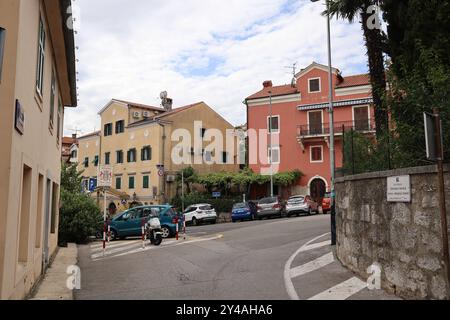 17 settembre 2024. Opatija, Volosko, Icici, Croazia. Crociere di fine stagione sull'Adriatico, in un autentico ristorante a Volosko, il pesce, i granchi e le specialità locali più deliziosi. Il mare e il paesaggio sono impressionanti. Credito Ilona Barna BIPHOTONEWS, Alamy Live News Foto Stock