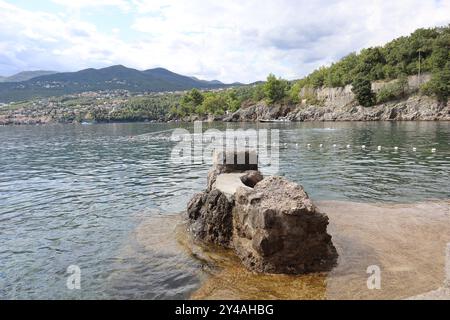 17 settembre 2024. Opatija, Volosko, Icici, Croazia. Crociere di fine stagione sull'Adriatico, in un autentico ristorante a Volosko, il pesce, i granchi e le specialità locali più deliziosi. Il mare e il paesaggio sono impressionanti. Credito Ilona Barna BIPHOTONEWS, Alamy Live News Foto Stock