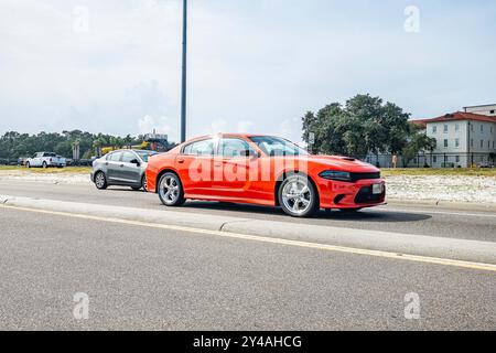 Gulfport, MS - 5 ottobre 2023: Vista dall'angolo anteriore grandangolare di una berlina a 4 porte Dodge Charger Daytona del 2021 in una mostra di auto locale. Foto Stock