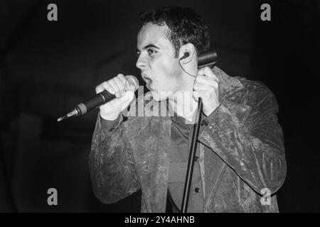 ANT McPartlin, ANT AND DEC, TOUR FINALE, 1997: ANT McPartlin From PJ and Duncan - noto anche come Ant & Dec o Ant McPartlin e Declan Donnelly - suonano il loro "Cult of Ant and Dec" Tour alla St David's Hall di Cardiff nel maggio 1997. Il loro contratto discografico non fu rinnovato quell'estate e la loro carriera musicale terminò. Foto: Rob Watkins. INFO: PJ & Duncan, gli ex nomi d'arte dei presentatori televisivi britannici Ant McPartlin e Declan Donnelly, iniziarono come duo pop negli anni '1990 dopo aver interpretato Byker Grove. Inizialmente noti per i successi accattivanti come "Let's Get Ready to Rhumble", sono presto passati alla presentazione televisiva. Foto Stock