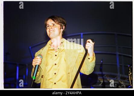 DECLAN DONNELLY, ANT AND DEC, TOUR FINALE, 1997: Declan Donnelly of PJ and Duncan - noto anche come Ant & Dec o Ant McPartlin e Declan Donnelly - suonano il loro tour "Cult of Ant and Dec" alla St David's Hall di Cardiff nel maggio 1997. Il loro contratto discografico non fu rinnovato quell'estate e la loro carriera musicale terminò. Foto: Rob Watkins. INFO: PJ & Duncan, gli ex nomi d'arte dei presentatori televisivi britannici Ant McPartlin e Declan Donnelly, iniziarono come duo pop negli anni '1990 dopo aver interpretato Byker Grove. Inizialmente noti per i successi accattivanti come "Let's Get Ready to Rhumble", sono presto passati alla presentazione televisiva. Foto Stock