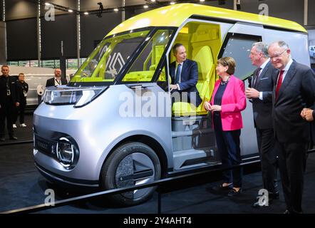 17 settembre 2024, bassa Sassonia, Hannover: Volker Wissing (l-r, FDP), ministro federale dei trasporti, siede accanto a Hildegard Müller, presidente dell'Associazione tedesca dell'industria automobilistica (VDA), Heinz Löw della Renault e Stephan Weil (SPD), ministro presidente della bassa Sassonia, nel furgone elettrico Renault Estafette durante il tour di apertura del trasporto IAA a Messe Hannover. Dal 17 al 22 settembre si svolgerà ad Hannover l'International Motor Show (IAA) Transportation, che si concentra sulla logistica, sui veicoli commerciali e sul settore dei trasporti. Foto: Julian S. Foto Stock