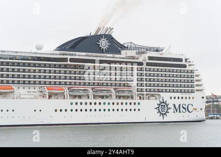 Nave da crociera MSC nel porto di Klaipeda. Nave passeggeri di grandi dimensioni. Vacanze e viaggi sul mare Foto Stock