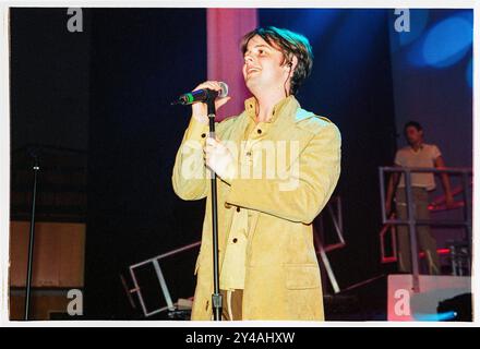 DECLAN DONNELLY, ANT AND DEC, TOUR FINALE, 1997: Declan Donnelly of PJ and Duncan - noto anche come Ant & Dec o Ant McPartlin e Declan Donnelly - suonano il loro tour "Cult of Ant and Dec" alla St David's Hall di Cardiff nel maggio 1997. Il loro contratto discografico non fu rinnovato quell'estate e la loro carriera musicale terminò. Foto: Rob Watkins. INFO: PJ & Duncan, gli ex nomi d'arte dei presentatori televisivi britannici Ant McPartlin e Declan Donnelly, iniziarono come duo pop negli anni '1990 dopo aver interpretato Byker Grove. Inizialmente noti per i successi accattivanti come "Let's Get Ready to Rhumble", sono presto passati alla presentazione televisiva. Foto Stock