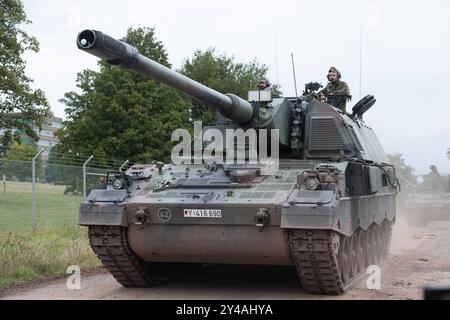 Soldaten fahren mit einer Panzerhaubitze 2000, Bundesverteidigungsminister Boris Pistorius besucht die Artillerieschule in Idar-Oberstein am 16.09.2024, *** i soldati guidano un obice semovente 2000, il ministro federale della difesa Boris Pistorius visita la scuola di artiglieria a Idar Oberstein il 16 09 2024, Foto Stock