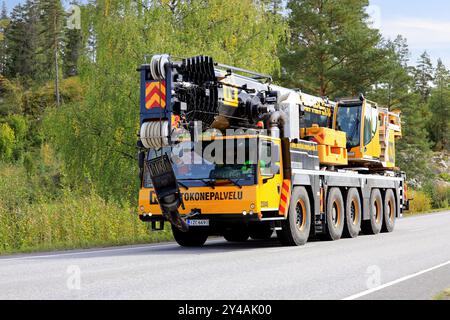 Liebherr LTM gru mobile a 5 assi di Nostokonepalvelu Oy che viaggia in autostrada in un giorno di inizio autunno. Salo, Finlandia. 12 settembre 2024. Foto Stock