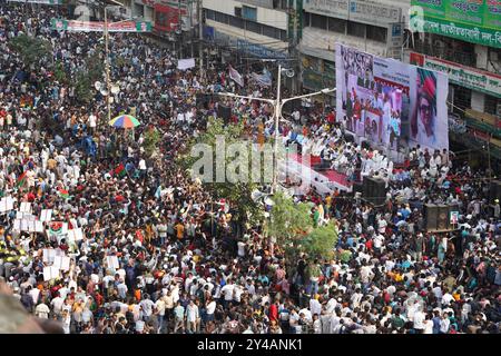 Dacca, Dacca, Bangladesh. 17 settembre 2024. Il 17 settembre 2024, nel Nayapaltan di Dacca, il Partito nazionalista del Bangladesh (BNP) ha organizzato una massiccia manifestazione in occasione della giornata internazionale della democrazia. Durante questo evento, una grande folla si riunì, e gli slogan che portavano i nomi del presidente del BNP Khaleda Zia e del segretario generale Tarique Rahman furono esposti in modo prominente. Crediti: ZUMA Press, Inc./Alamy Live News Foto Stock