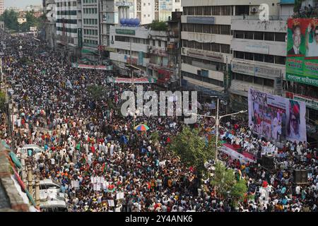 Dacca, Dacca, Bangladesh. 17 settembre 2024. Il 17 settembre 2024, nel Nayapaltan di Dacca, il Partito nazionalista del Bangladesh (BNP) ha organizzato una massiccia manifestazione in occasione della giornata internazionale della democrazia. Durante questo evento, una grande folla si riunì, e gli slogan che portavano i nomi del presidente del BNP Khaleda Zia e del segretario generale Tarique Rahman furono esposti in modo prominente. Crediti: ZUMA Press, Inc./Alamy Live News Foto Stock