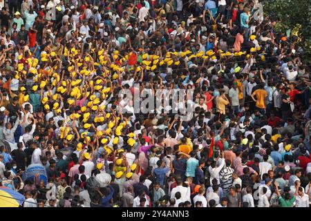 Dacca, Dacca, Bangladesh. 17 settembre 2024. Il 17 settembre 2024, nel Nayapaltan di Dacca, il Partito nazionalista del Bangladesh (BNP) ha organizzato una massiccia manifestazione in occasione della giornata internazionale della democrazia. Durante questo evento, una grande folla si riunì, e gli slogan che portavano i nomi del presidente del BNP Khaleda Zia e del segretario generale Tarique Rahman furono esposti in modo prominente. Crediti: ZUMA Press, Inc./Alamy Live News Foto Stock