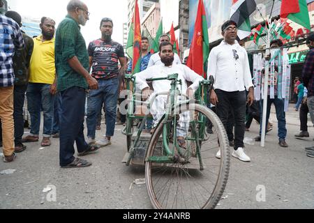 Dacca, Dacca, Bangladesh. 17 settembre 2024. Il 17 settembre 2024, nel Nayapaltan di Dacca, il Partito nazionalista del Bangladesh (BNP) ha organizzato una massiccia manifestazione in occasione della giornata internazionale della democrazia. Durante questo evento, una grande folla si riunì, e gli slogan che portavano i nomi del presidente del BNP Khaleda Zia e del segretario generale Tarique Rahman furono esposti in modo prominente. Crediti: ZUMA Press, Inc./Alamy Live News Foto Stock