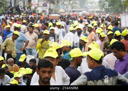 Dacca, Dacca, Bangladesh. 17 settembre 2024. Il 17 settembre 2024, nel Nayapaltan di Dacca, il Partito nazionalista del Bangladesh (BNP) ha organizzato una massiccia manifestazione in occasione della giornata internazionale della democrazia. Durante questo evento, una grande folla si riunì, e gli slogan che portavano i nomi del presidente del BNP Khaleda Zia e del segretario generale Tarique Rahman furono esposti in modo prominente. Crediti: ZUMA Press, Inc./Alamy Live News Foto Stock