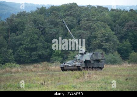 Idar Oberstein, Germania. 16 settembre 2024. Panzerhaubitze 2000 nella zona, il ministro federale della difesa Boris Pistorius visita la scuola di artiglieria a Idar-Oberstein il 16 settembre 2024, credito: dpa/Alamy Live News Foto Stock