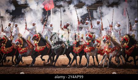 Nel cuore del Marocco, Fantasia brilla per i suoi colori vivaci e il suo potente display. Maestosi cavalli e cavalieri valorosi, avvolti da abiti vivaci, Foto Stock