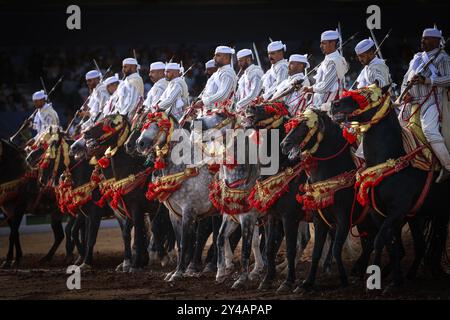 Nel cuore del Marocco, Fantasia brilla per i suoi colori vivaci e il suo potente display. Maestosi cavalli e cavalieri valorosi, avvolti da abiti vivaci, Foto Stock