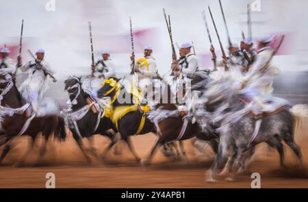 Nel cuore del Marocco, Fantasia brilla per i suoi colori vivaci e il suo potente display. Maestosi cavalli e cavalieri valorosi, avvolti da abiti vivaci, Foto Stock