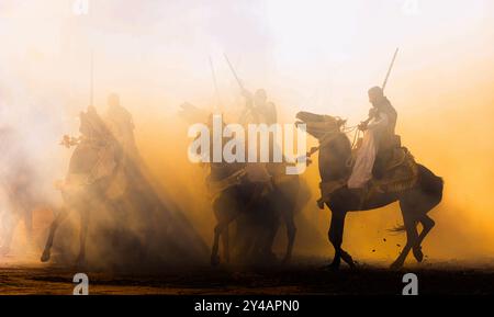 Nel cuore del Marocco, Fantasia brilla per i suoi colori vivaci e il suo potente display. Maestosi cavalli e cavalieri valorosi, avvolti da abiti vivaci, Foto Stock