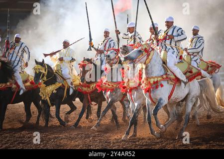 Nel cuore del Marocco, Fantasia brilla per i suoi colori vivaci e il suo potente display. Maestosi cavalli e cavalieri valorosi, avvolti da abiti vivaci, Foto Stock