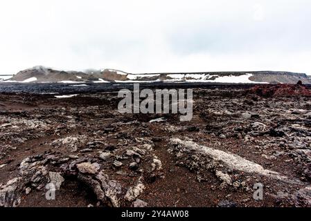 Distese di roccia lavica dai colori nero e rosso intenso nel cratere di vulcan Askja nel parco nazionale Vatnajokull in islanda Foto Stock