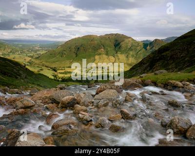 Stickle Ghyll sul sentiero Stickle Tarn e la vista della Great Langdale Valley nel Lake District National Park, Cumbria Inghilterra Regno Unito Foto Stock