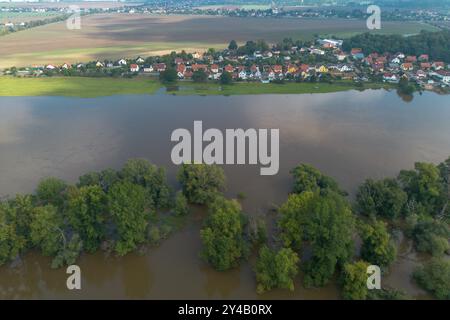 17 settembre 2024, Sassonia, Grödel: L'Elba sta inondando, quindi il livello dell'acqua è salito bruscamente e alcune comunità si sentono minacciate, come qui a Grödel vicino a Riesa. (Vista aerea con drone) foto: Daniel Wagner/dpa Foto Stock