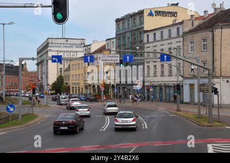 Polen, Danzica, 26.08.2024 Danzig auf Polnisch GdaÅ sk ist eine Hafenstadt an der Ostseekueste Polens. In der Mitte der Rechtstadt, Die nach dem 2. Weltkrieg wieder aufgebaut wurde, stehen die farbenfrohen Haeuser des Langen Marktes, in denen heute Laeden und Restaurants untergebracht sind. Foto: Verkehr a Danzica Danzica-Altstadt *** Polonia, Danzica, 26 08 2024 Danzica in polacco GdaÅ sk è una città portuale sulla costa baltica della Polonia nel centro della città legale, ricostruita dopo la seconda guerra mondiale, si trovano le case colorate del Long Market, che oggi ospita negozi e ristoranti Photo Traff Foto Stock