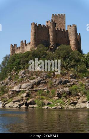 Castello medievale di Castelo de Almourol situato su un'isola nel mezzo del fiume Tago in Portogallo, Europa Foto Stock