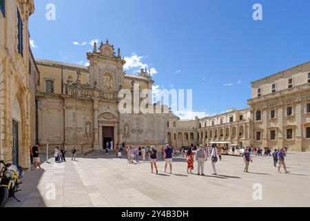 Facciata settentrionale della cattedrale di Lecce in Piazza del Duomo, Lecce, Italia, Europa Foto Stock