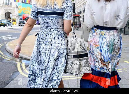 Londra, Regno Unito. Donne che indossano abiti di colorate fantasie animali in Regent Street Foto Stock