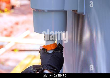 La manutenzione della piscina installata sul cestello skimmer della piscina raccoglie lo sporco, il sistema di filtraggio pulisce la superficie dell'acqua curando la piscina domestica Foto Stock