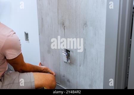 Durante la ricostruzione della casa della stanza, sono stati installati pannelli laminati sulla parete Foto Stock