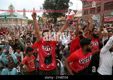 Srinagar, India. 15 settembre 2024. (9/15/2024) sostenitori della Conferenza nazionale che elenca il Jammu e il Kashmir durante la manifestazione della campagna elettorale di Omar Abdullah, ex primo ministro del Jammu e del Kashmir in vista delle elezioni dell'assemblea. (Foto di Nisar UL Haq Allaie/Pacific Press/Sipa USA) credito: SIPA USA/Alamy Live News Foto Stock