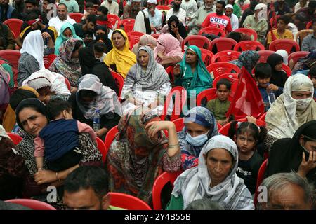 Srinagar, India. 15 settembre 2024. (9/15/2024) sostenitori della Conferenza nazionale che elenca il Jammu e il Kashmir durante la manifestazione della campagna elettorale di Omar Abdullah, ex primo ministro del Jammu e del Kashmir in vista delle elezioni dell'assemblea. (Foto di Nisar UL Haq Allaie/Pacific Press/Sipa USA) credito: SIPA USA/Alamy Live News Foto Stock