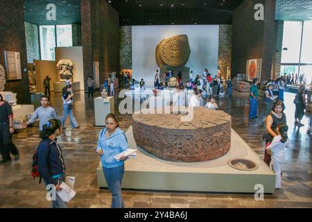 Messico, città del Messico. Museo nazionale di antropologia. La sala con il famoso calendario azteco . Foto Stock