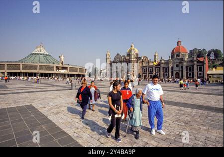 Messico, città del Messico. Persone di fronte alla vecchia e nuova basilica di nostra Signora di Guadalupe. Luogo di pellegrinaggio. Foto Stock