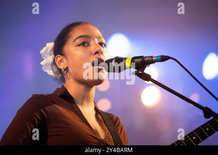 Lily Fontaine, cantante e musicista con English Teacher band, live on stage, maggio 2024 Foto Stock